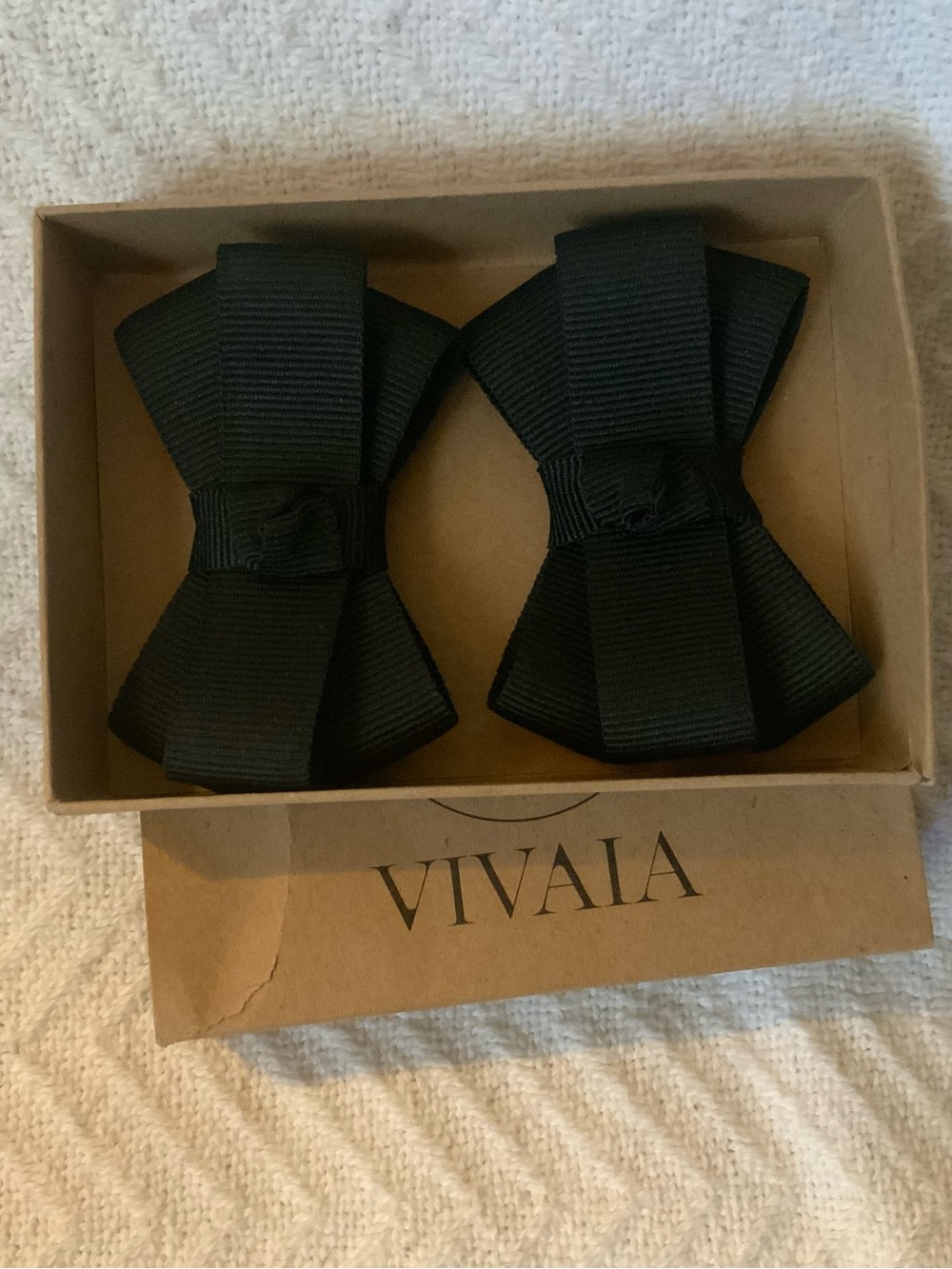 Vivaia black bow shoe clips